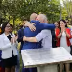 Brazilian social leader João Pedro Stedile and Venezuelan deputy Jorge Rodríguez during the ceremony returning the Venezuelan embassy in Brasília to Venezuelan authorities. Photo: Twitter/@madeleintlSUR.