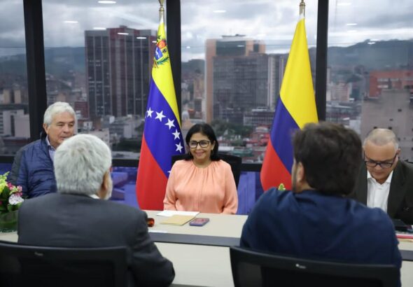 Venezuelan Vice President Delcy Rodríguez, accompanied by Agriculture Minister Wilmer Castro Soteldo and SENIAT Superintendent José David Cabello, in meeting with Colombian ministers and representatives. Photo: Alba Ciudad.