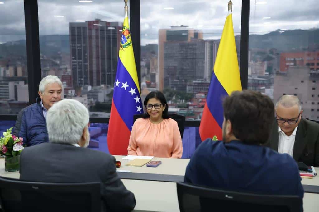 Venezuelan Vice President Delcy Rodríguez, accompanied by Agriculture Minister Wilmer Castro Soteldo and SENIAT Superintendent José David Cabello, in meeting with Colombian ministers and representatives. Photo: Alba Ciudad.