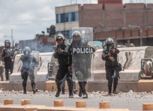 Featured image: Police forces in Juliaca, Peru, aiming their guns at protesters demanding the dissolution of Congress and the resignation of de facto ruler Dina Boluarte. At least 17 Peruvians were killed in the police repression. Photo: Twitter/@faldairmejia.