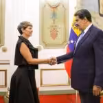Colombian Fist Lady Veronica Alcocer (left) shaking hands with Venezuelan President Nicolas Maduro (right). Photo: Venezuela's Presidential Press.