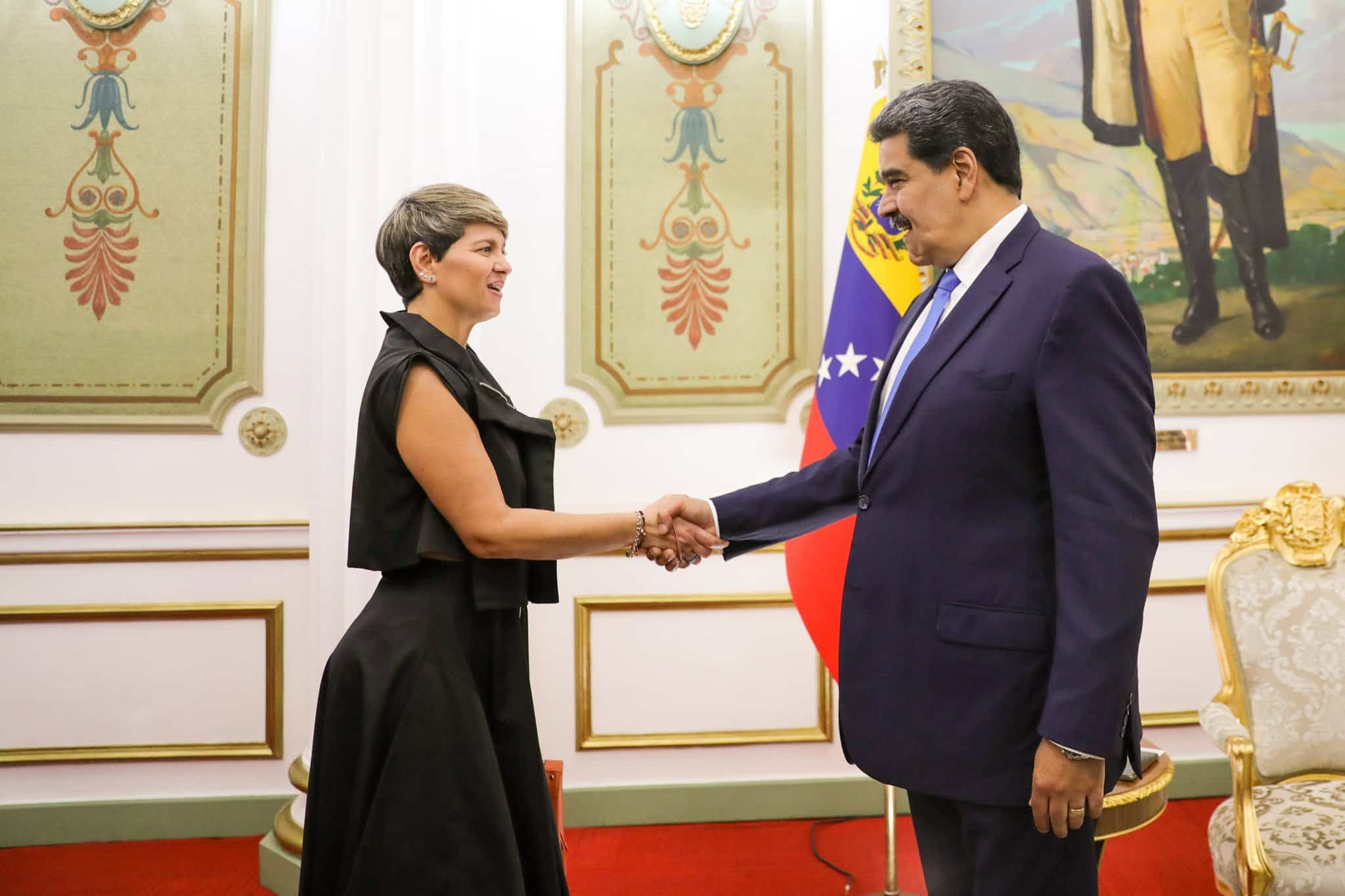 Colombian Fist Lady Veronica Alcocer (left) shaking hands with Venezuelan President Nicolas Maduro (right). Photo: Venezuela's Presidential Press.