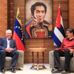 Cuban President Miguel Díaz-Canel (left) and Venezuelan President Nicolás Maduro (right) with the country flags of their counterparts beside them and a drawing of Simón Bolívar in the background, during their meeting on Thursday, January 26. Photo: Presidential Press.