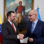 Venezuelan minister of foreign affairs, Yván Gil (left), and UN High Commissioner for Human Rights, Volker Türk (right), shaking hands in the headquarters of the Venezuelan ministry of foreign affairs. Photo: Twitter/@yvangil.