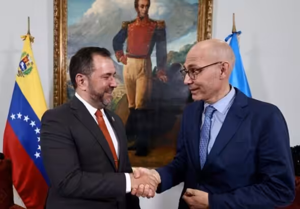 Venezuelan minister of foreign affairs, Yván Gil (left), and UN High Commissioner for Human Rights, Volker Türk (right), shaking hands in the headquarters of the Venezuelan ministry of foreign affairs. Photo: Twitter/@yvangil.