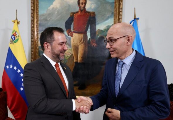 Venezuelan minister of foreign affairs, Yván Gil (left), and UN High Commissioner for Human Rights, Volker Türk (right), shaking hands in the headquarters of the Venezuelan ministry of foreign affairs. Photo: Twitter/@yvangil.