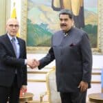 UN High Commissioner for Human Rights Volker Türk (left) and Venezuelan President Nicolás Maduro (right) shaking hands at Miraflores Palace. Photo: Presidential Press.