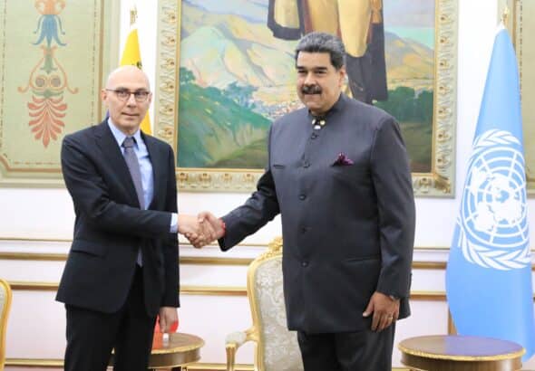 UN High Commissioner for Human Rights Volker Türk (left) and Venezuelan President Nicolás Maduro (right) shaking hands at Miraflores Palace. Photo: Presidential Press.