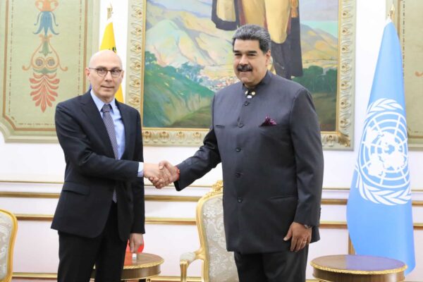 UN High Commissioner for Human Rights Volker Türk (left) and Venezuelan President Nicolás Maduro (right) shaking hands at Miraflores Palace. Photo: Presidential Press.