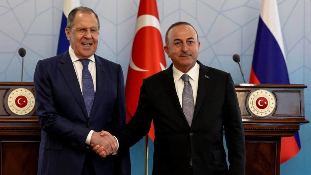 Russian Foreign Minister Sergey Lavrov (left) and his Turkish counterpart, Mevlüt Çavuşoğlu (right), after a meeting in Ankara, July 2022. Photo: Reuters/Umit Bektas.