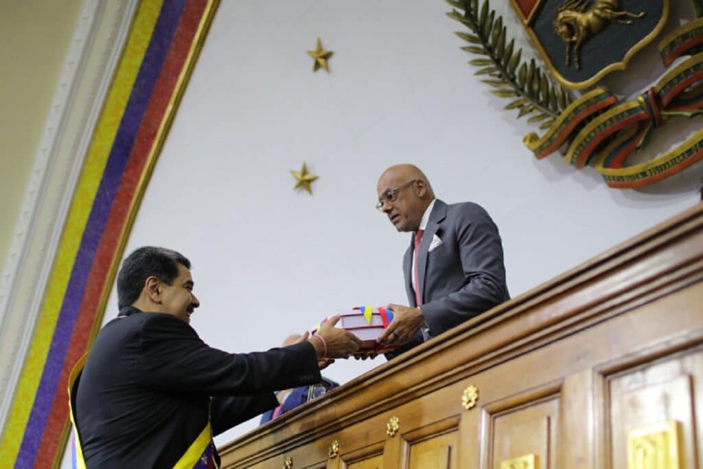Venezuelan President Nicolás Maduro gives the documents on which his Annual Address to the Nation is based, to Jorge RodrĂguez, president of the National Assembly, January 12, 2023. Photo: Correo del Orinoco.