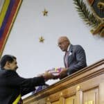 Venezuelan President Nicolás Maduro gives the documents on which his Annual Address to the Nation is based, to Jorge Rodríguez, president of the National Assembly, January 12, 2023. Photo: Correo del Orinoco.