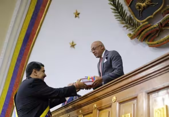 Venezuelan President Nicolás Maduro gives the documents on which his Annual Address to the Nation is based, to Jorge Rodríguez, president of the National Assembly, January 12, 2023. Photo: Correo del Orinoco.