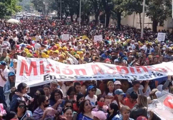 Venezuelan teachers hold a banner that reads "Mission Robinson, In Defense of the Homeland" during a march supporting the Bolivarian Revolution and President Nicolás Maduro, in Caracas, Saturday, January 14, 2023. Photo: Últimas Noticias.