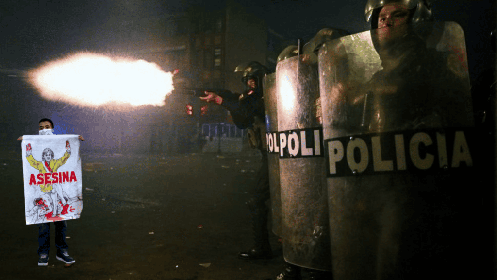 Photo composition showing Peruvian repressive forces shooting at protestors (Photo: Ernesto Benavides/AFP) blended with an image of a Peruvian protester holding a banner with a cartoon of Dina Boluarte stained in blood and a caption reading "asesina" (murderer). Photo composition: Orinoco Tribune.