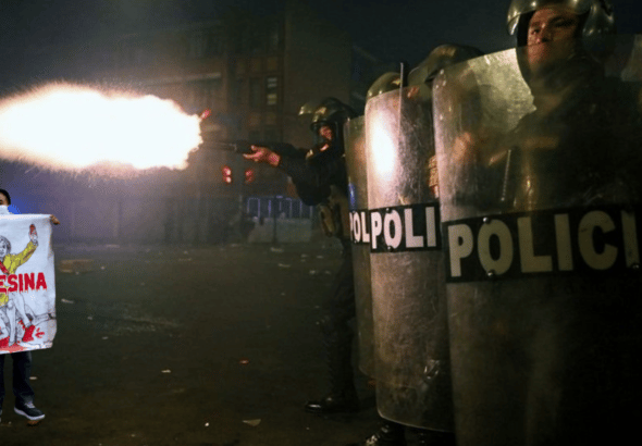 Photo composition showing Peruvian repressive forces shooting at protestors (Photo: Ernesto Benavides/AFP) blended with an image of a Peruvian protester holding a banner with a cartoon of Dina Boluarte stained in blood and a caption reading "asesina" (murderer). Photo composition: Orinoco Tribune.