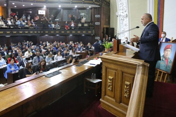 Deputy Diosdado Cabello presents the bill on financial transparency of NGOs operating in Venezuela before the National Assembly. Photo: Twitter/@PartidoPSUV.