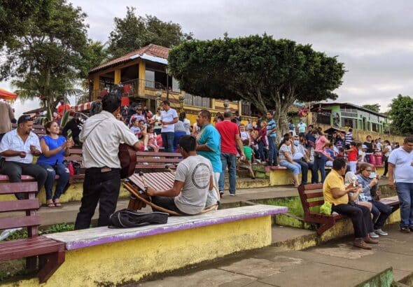 Nicaraguan families enjoy the weekend at the mirador de Catarina in Masaya.Photo: Ben Norton
