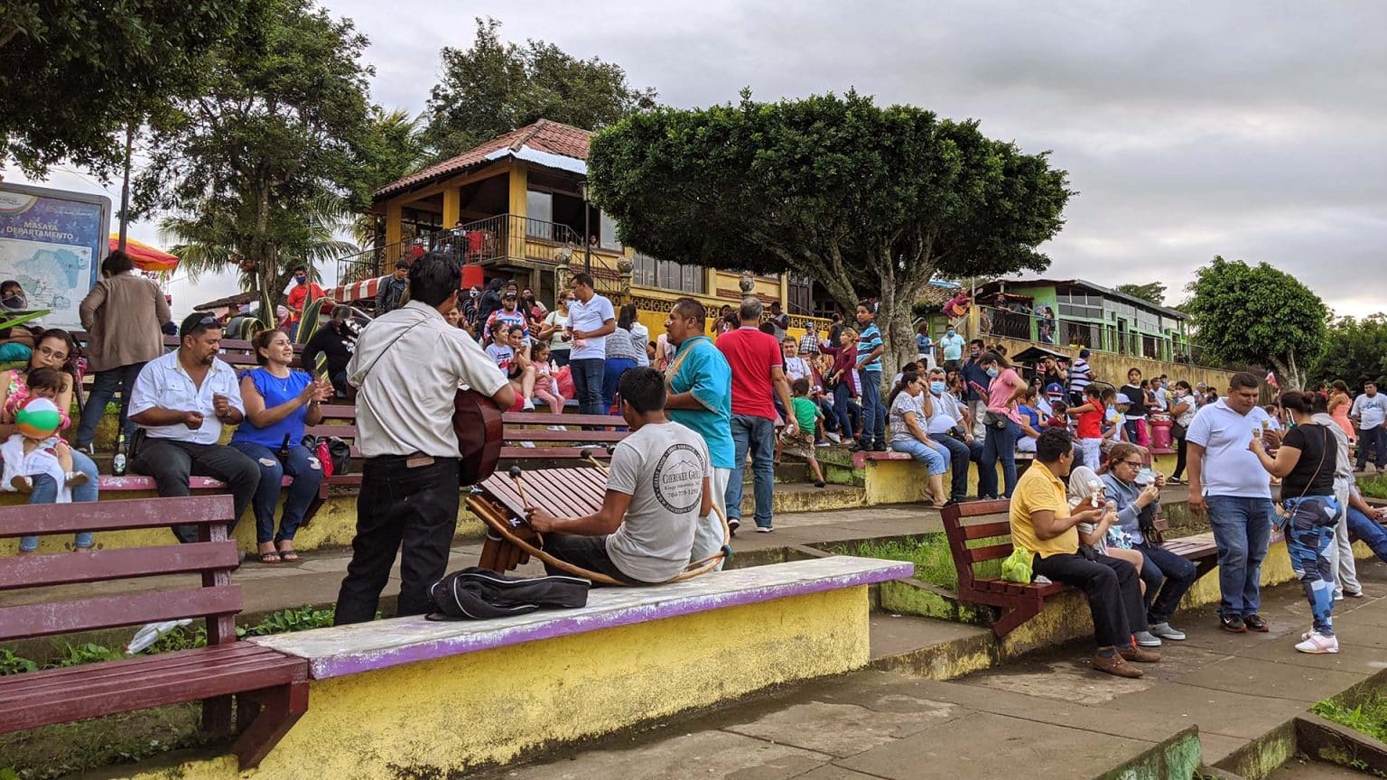 Nicaraguan families enjoy the weekend at the mirador de Catarina in Masaya.Photo: Ben Norton