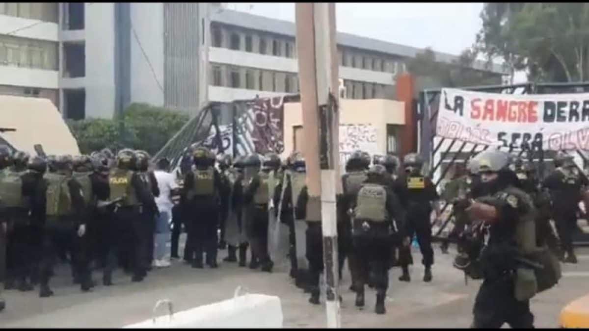 Police outside the gates of San Marcos University in Lima, Peru, on the morning of January 21, preparing to evict protesters from the university premises. Photo from social media.