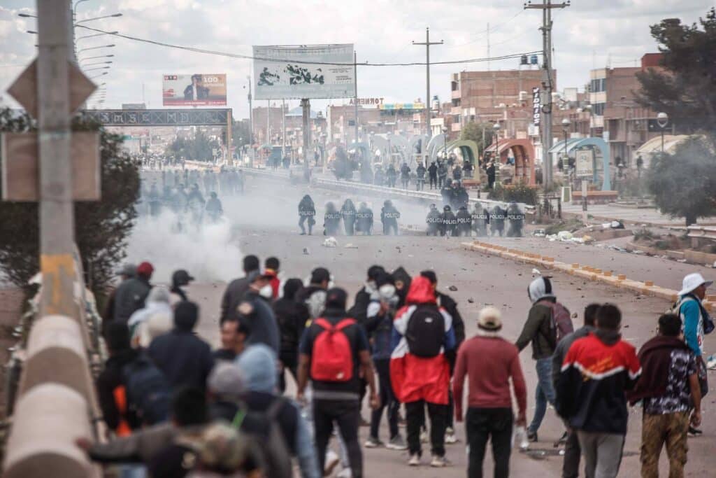 Police launch tear gas while being confronted by protesters in southern Peru. Photo: EFE.