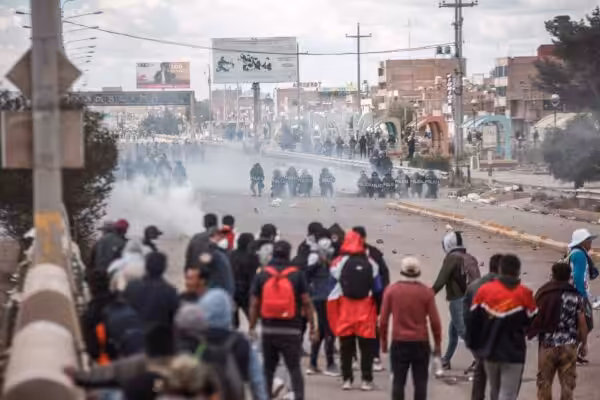 Police launch tear gas while being confronted by protesters in southern Peru. Photo: EFE.