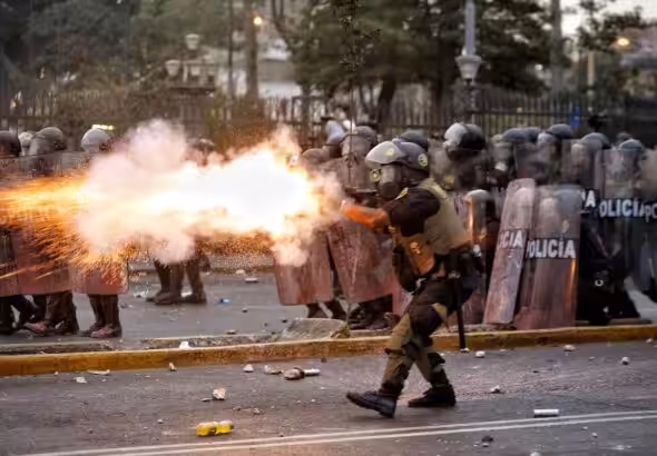 Peruvian police shooting at protesters in one of hundreds of rallies held across Peru demanding the end of the dictatorship imposed by the Congress since December 7. Photo: Antonio Melgarejo/EFE.