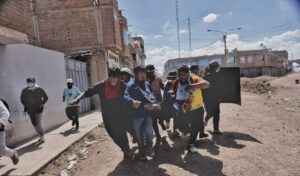 Protesters carrying the body of a person impacted by gunshots coming from police repression in Juliaca, Peru, January 9, 2022. Photo: Peru 21.