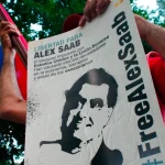 Alex Saab supporter holding a sign with an image of the Venezuelan diplomat and a caption that reads: "Freedom for Alex Saab. #FreeAlexSaab." Photo: Venezuela News/File photo.