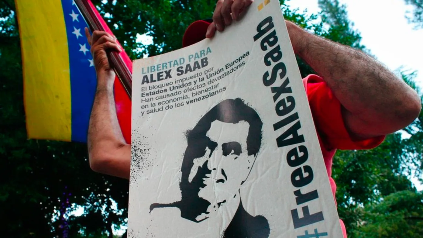 Alex Saab supporter holding a sign with an image of the Venezuelan diplomat and a caption that reads: "Freedom for Alex Saab. #FreeAlexSaab." Photo: Venezuela News/File photo.