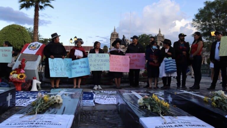 Women from the Ayacucho-based National Association of Relatives of Kidnapped, Detained and Disappeared of Peru (ANFASEP) hold signs in the central plaza of Ayacucho condemning the deaths of protesters. Photo: Zoe Alexandra.