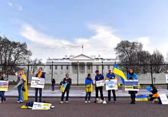 Small crowd of pro-Zelensky/NATO/war protesters in front of the White House demanding more weapons for Ukraine. Photo: Gallup News/File photo.