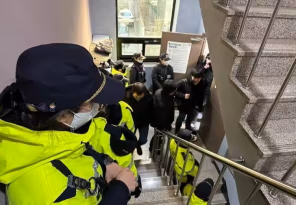 Investigators from South Korea’s National Intelligence Service and National Police Agency forcibly entered and conducted a raid at the Korean Confederation of Trade Unions. Photo: Joon Kim/Labor and the World via KCTU