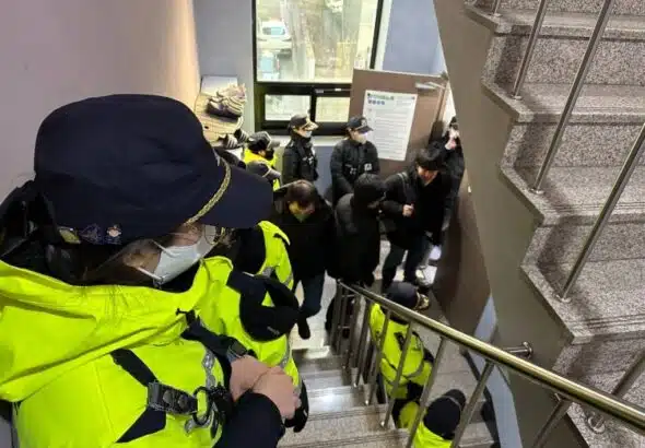 Investigators from South Korea’s National Intelligence Service and National Police Agency forcibly entered and conducted a raid at the Korean Confederation of Trade Unions. Photo: Joon Kim/Labor and the World via KCTU