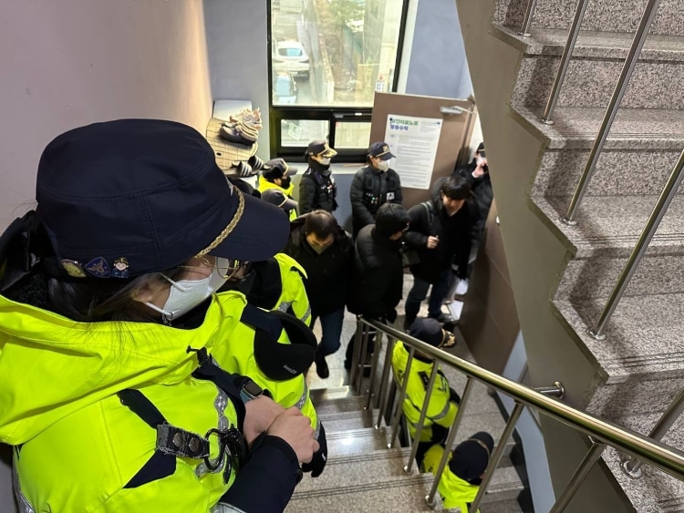 Investigators from South Korea’s National Intelligence Service and National Police Agency forcibly entered and conducted a raid at the Korean Confederation of Trade Unions. Photo: Joon Kim/Labor and the World via KCTU