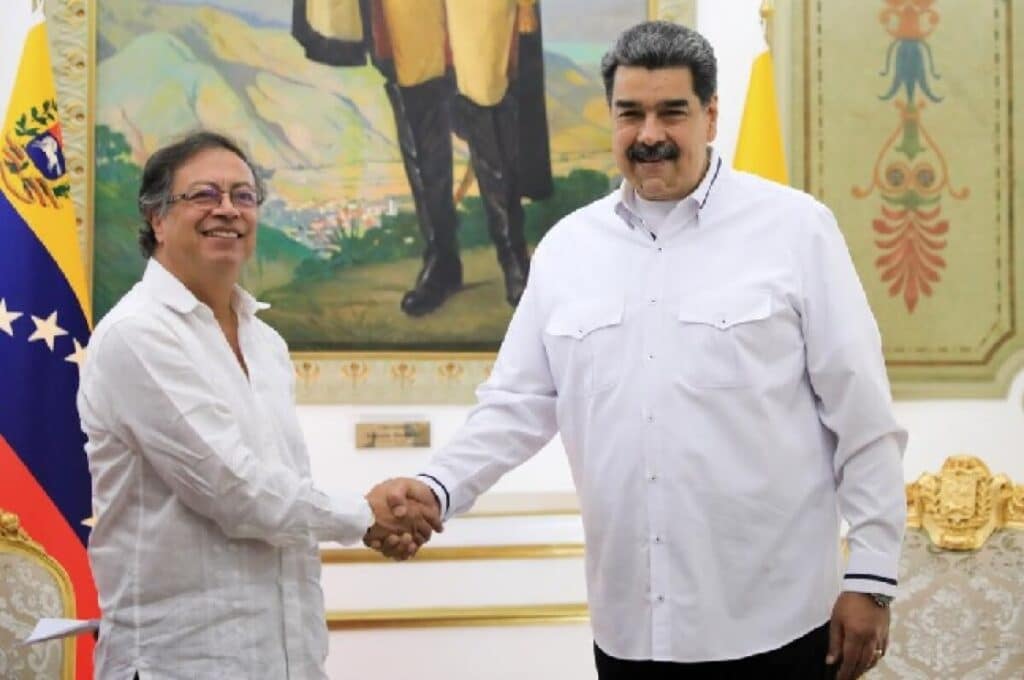 The president of Venezuela, Nicolás Maduro, shakes hands with the president of Colombia, Gustavo Petro, in Miraflores Palace, Caracas, on January 7, 2023. Photo: Twitter/@NicolasMaduro.