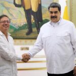 The president of Venezuela, Nicolás Maduro, shakes hands with the president of Colombia, Gustavo Petro, in Miraflores Palace, Caracas, on January 7, 2023. Photo: Twitter/@NicolasMaduro.