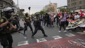 Police forces in Lima deploy violent tactics in repressing mobilizations against the de facto government of Dina Boluarte. Photo: AP/Martin Mejia.