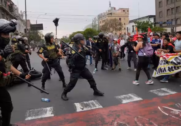 Police forces in Lima deploy violent tactics in repressing mobilizations against the de facto government of Dina Boluarte. Photo: AP/Martin Mejia.