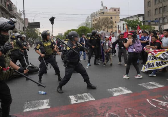 Police forces in Lima deploy violent tactics in repressing mobilizations against the de facto government of Dina Boluarte. Photo: AP/Martin Mejia.