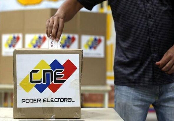 Venezuelan delivers their ballot at a Venezuelan ballot box. Photo: TeleSUR.