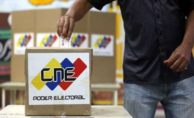 Venezuelan delivers their ballot at a Venezuelan ballot box. Photo: TeleSUR.