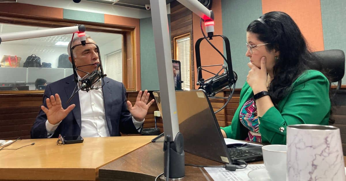 Táchira governor Freddy Bernal (left) being interviewed by journalist Mary Pili Hernández for Union Radio network. Photo: Union Radio.