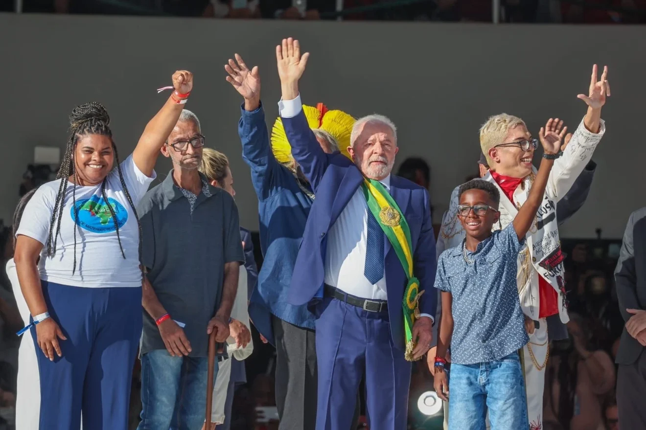 President Lula surrounded by ordinary Brazilians who passed him the presidential sash as Jair Bolsonaro abandoned his presidential duty to do so and escaped to the United States less than 48 hours before his legal immunity expired. Photo: Ricardo Stuckert/Gazeta Esportiva.