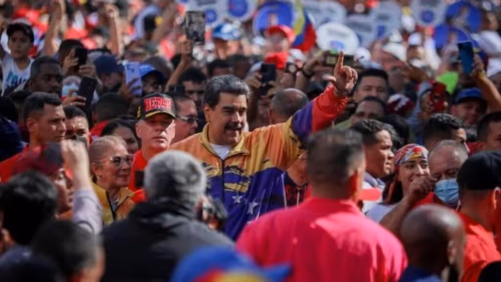 Venezuelan President Nicolás Maduro next to his wife and national assembly deputy, Cilia Flores, while marching among ordinary Venezuelans in a January 23 demonstration. Photo: Presidential Press.