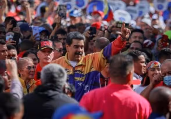 Venezuelan President Nicolás Maduro next to his wife and national assembly deputy, Cilia Flores, while marching among ordinary Venezuelans in a January 23 demonstration. Photo: Presidential Press.