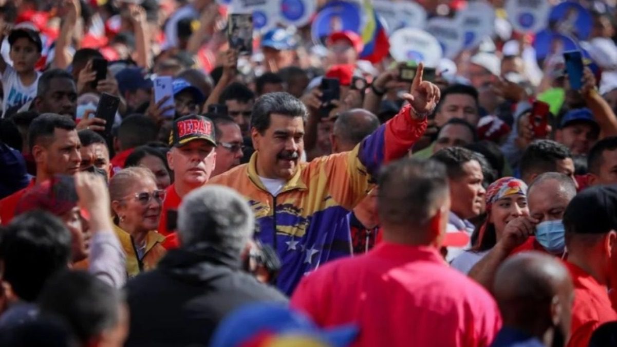 Venezuelan President Nicolás Maduro next to his wife and national assembly deputy, Cilia Flores, while marching among ordinary Venezuelans in a January 23 demonstration. Photo: Presidential Press.