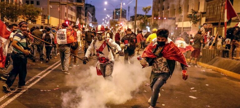 Peruvians stay mobilized. Photo: Aldair Mejia/EPA.