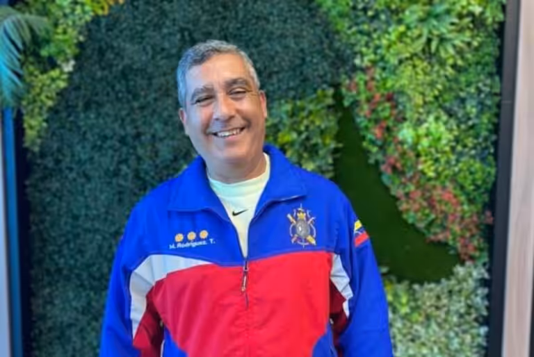 Former Minister Miguel Rodríguez Torres making a statement, minutes after being released from prison this past Saturday, January 21, 2023. Photo: Últimas Noticias.