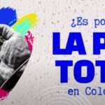Poster showing  a hand holding bullets and a caption that reads "Es posible La Paz Total en Colombia" (Is it possible total peace in Colombia?). Photo: El Tiempo.